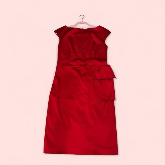 St. John
Elegant Cocktail dress in Venetian Red size 4 - Picture 9 of 16